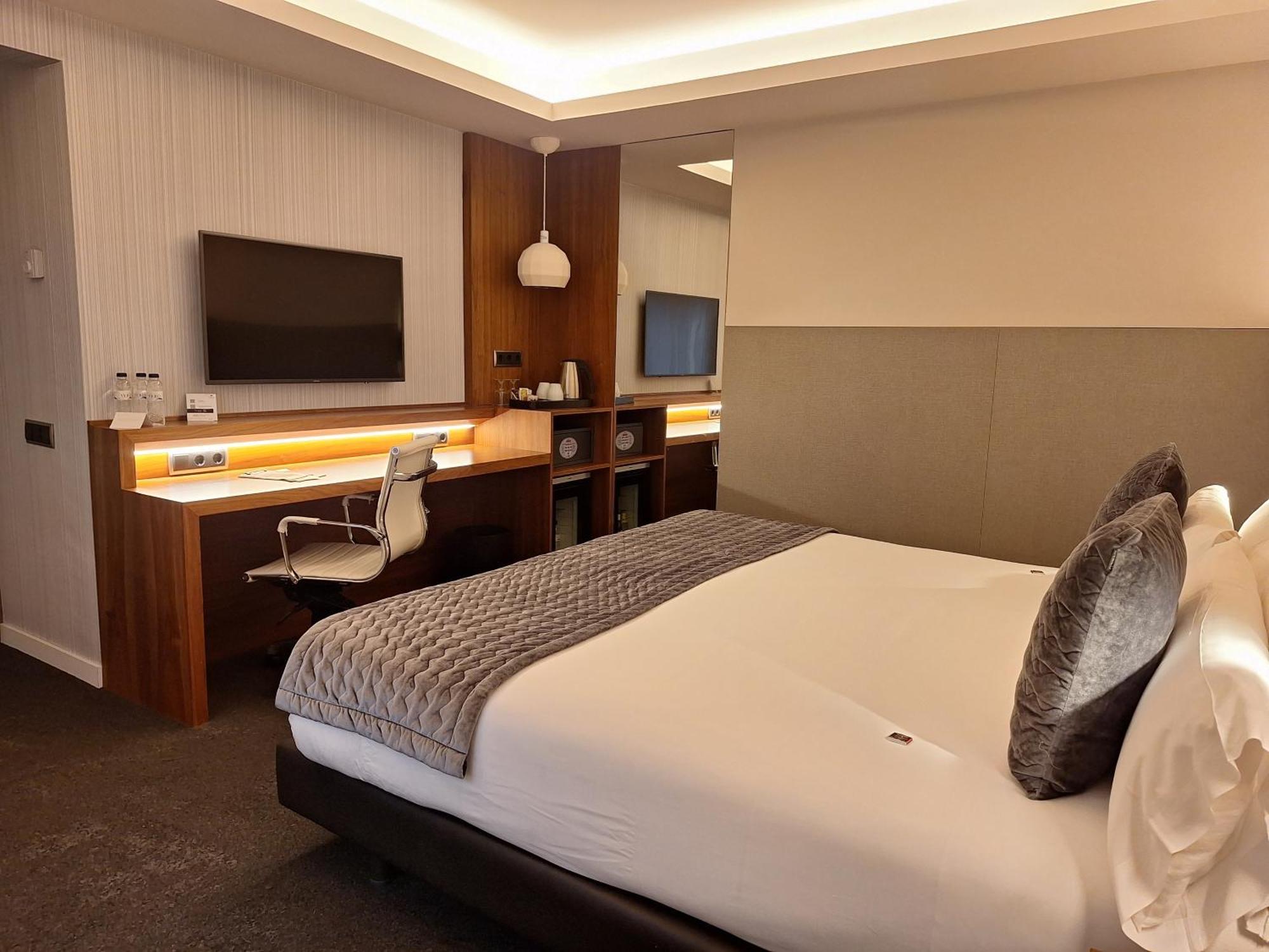 Best Western Premier Hotel Dante Барселона Екстериор снимка